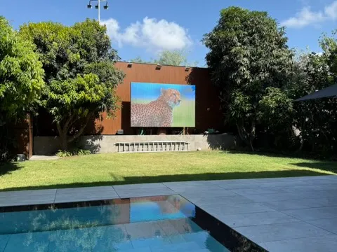 לקוח פרטי · בית פרטי · התקנת מסך לד חיצוני לבית-בריכה